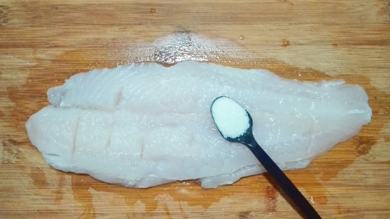 蒜苗酱香巴沙鱼柳,放一小勺盐腌制十五分钟