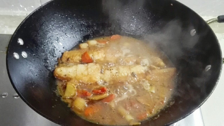蒜苗酱香巴沙鱼柳,看看巴沙鱼里面熟透就行，因为巴沙鱼水分多容易熟