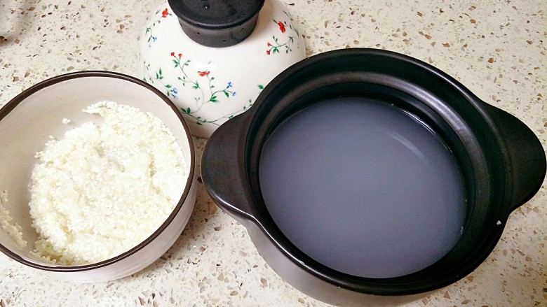 宝宝紫薯粥,米淘洗干净，因为第一次使用这个小砂锅，所以可以先用洗米水煮开保养砂锅