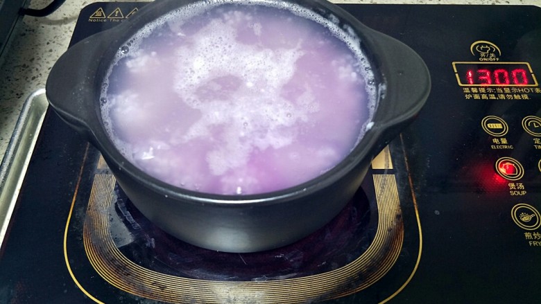 宝宝紫薯粥,米汤煮开后加入紫薯一起煮