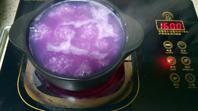 宝宝紫薯粥,温度调小一些慢慢熬煮