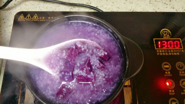 宝宝紫薯粥,煮到紫薯熟烂即可关火，加入一丢丢盐调味，利用余温慢慢沸腾