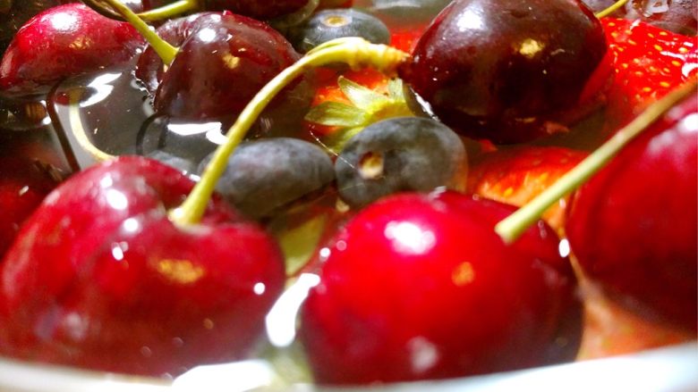 甜蜜的你,将所有的水果用适量苏打粉加清水，浸泡15分钟。冲洗干净备用。