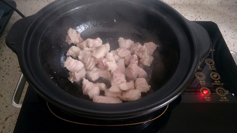 五花肉香芹炒豆干,多翻炒一会儿，把五花肉的油脂逼出来