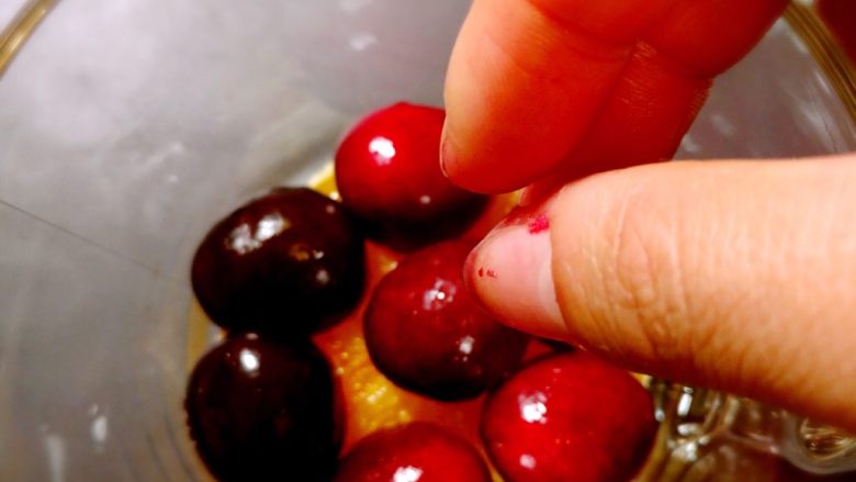 甜蜜的你,将切制处理完成的水果依次放入准备好的玻璃器皿中，或是任意你喜欢的器皿中。