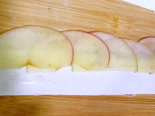 百变水果+苹果玫瑰花派,在面皮的下半部分抹上蜂蜜。