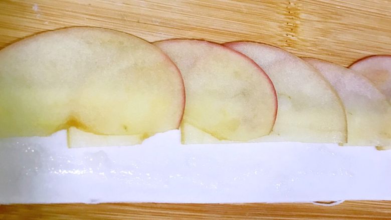 百变水果+苹果玫瑰花派,在面皮的下半部分抹上蜂蜜。