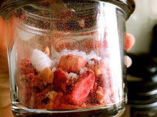 百变水果+苹果玫瑰花派,这是搅拌机干磨杯，在超市买的冻干草莓，放进研磨杯中磨成草莓粉，我从来不用色素类的东西，尽量用健康的东西代替色素。