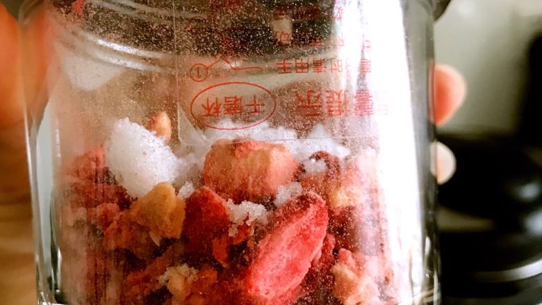 百变水果+苹果玫瑰花派,这是搅拌机干磨杯，在超市买的<a style='color:red;display:inline-block;' href='/shicai/ 109062'>冻干草莓</a>，放进研磨杯中磨成草莓粉，我从来不用色素类的东西，尽量用健康的东西代替色素。
