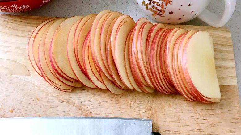 百变水果+苹果玫瑰花派,将苹果切成薄片，尽量切的均匀一些，比较费时间的一步，大家慢慢切哦，我切的手都酸了。