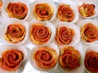 百变水果+苹果玫瑰花派,烤好的玫瑰花不够红，想要红玫瑰的亲，可以像我这样，用冻干草莓粉撒在上面。要黄玫瑰的，那就用冻干黄桃粉或者芒果粉，在网上应该能直接买到的。