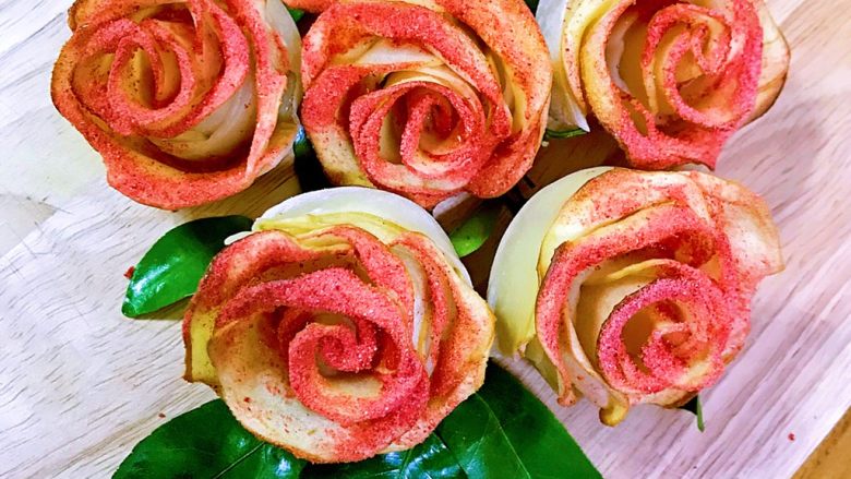 百变水果+苹果玫瑰花派,做好的玫瑰花摆个造型吧。