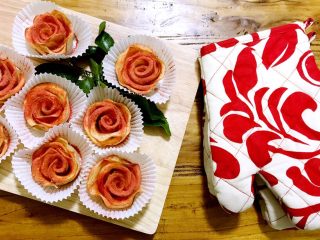 百变水果+苹果玫瑰花派,我自己做的烘焙手套跟玫瑰花放在一起很配哦，来一张吧。