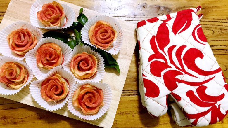 百变水果+苹果玫瑰花派,我自己做的烘焙手套跟玫瑰花放在一起很配哦，来一张吧。