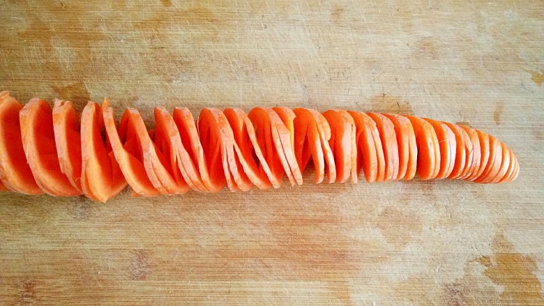 凉拌胡萝卜花,切好后的萝卜龙，这种切法也适用于蓑衣黄瓜。