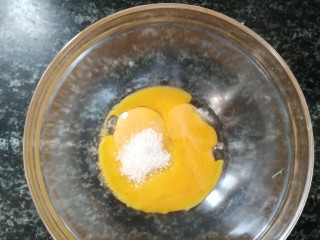 南瓜蒸糕,分离出蛋黄和蛋白，蛋黄加入10g白糖搅拌