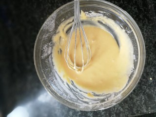 南瓜蒸糕,用蛋抽z字形拌成细腻的蛋黄糊