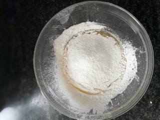 南瓜蒸糕,筛入低筋面粉