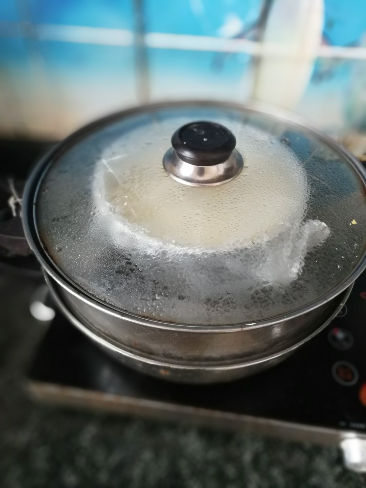 南瓜蒸糕,放入锅里，盖上盖子，要热水上锅，大火煮开后，转小火蒸20分钟，中途切记不能开盖！