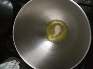 南瓜蒸糕,蛋白分离在无油无水的打蛋盆中，加入剩下的白糖，滴入2滴白醋，进行打发