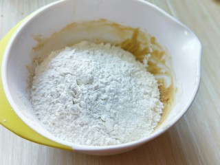 #香酥可口#趣多多曲奇饼干,筛入低筋面粉。