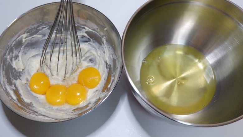 蓝天白云彩虹蛋糕卷 ,蛋清与蛋黄分离，蛋清放到另一个盆中备用