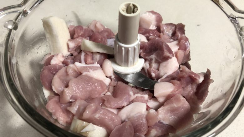 Q弹劲道的山药肉丸子,把切成小块的山药和腿肉放在绞肉机里打成肉糜。