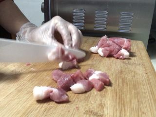 Q弹劲道的山药肉丸子,准备一块前腿肉，肥瘦比例2:8的，也可以用后腿肉，肥瘦比例3:7，用奈瓷刀同样切成小块。