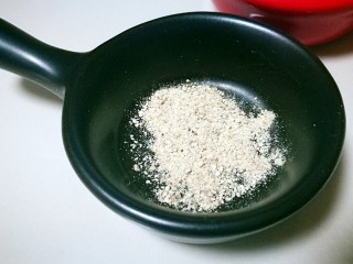 黄豆山药猪骨汤,加入胡椒粉