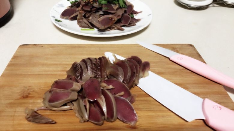 下酒小菜—糟卤鸭胗,用奈瓷刀切成薄片。