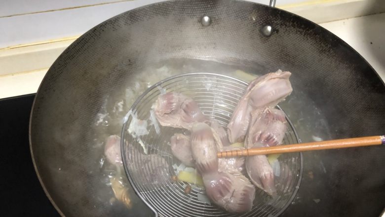 下酒小菜—糟卤鸭胗,中火煮八到十分钟左右关火，筷子可以轻松插进鸭胗即可。