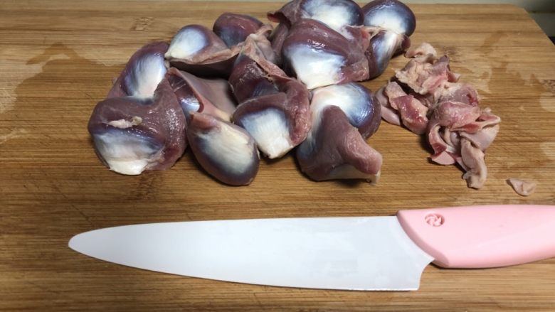 下酒小菜—糟卤鸭胗,用奈瓷刀把鸭胗边上部分切掉，不切也可以的。