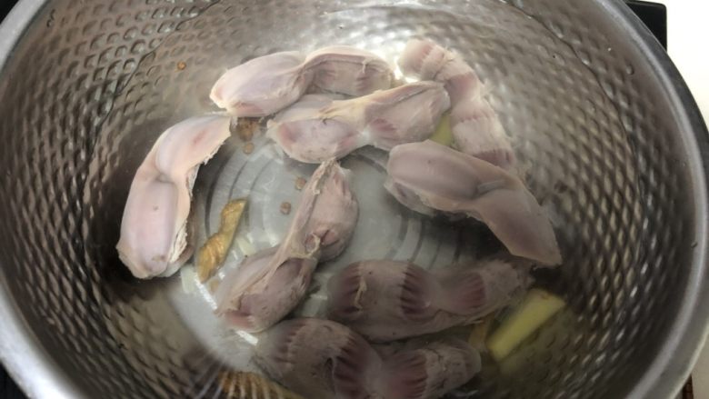 下酒小菜—糟卤鸭胗,捞出来放在事先准备好的冷开水里，浸泡冷却后捞出来控干水。