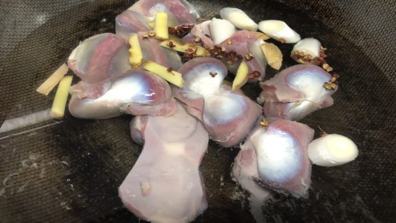 下酒小菜—糟卤鸭胗,和鸭胗一起锅里加水煮开。