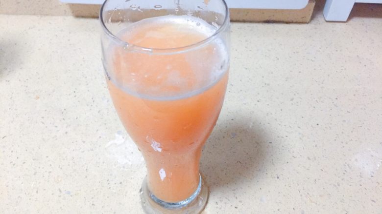 充满柚子果粒的★柠檬蜂蜜柚子汁,把刚才准备的多的部分，用不加水的那种原汁榨汁机，榨成百分之百的柚子汁