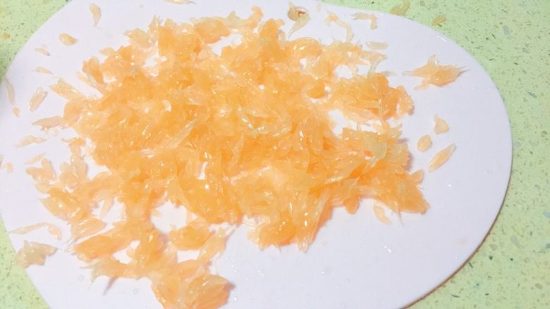 充满柚子果粒的★柠檬蜂蜜柚子汁,取一瓣柚子，用手掰成小粒备用。