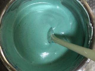 蓝天白云彩虹蛋糕卷 ,J字抄底手法搅拌均匀，如果感觉不够蓝，搅拌时可以再加入一滴蓝色色素。