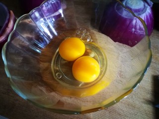 阳光早餐～洋葱鸡蛋盏,鸡蛋打进碗中