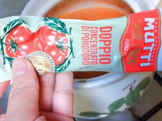 必杀技★俄式红菜汤「别名罗宋汤」,然后下一些番茄浓缩膏。大概6毫升。