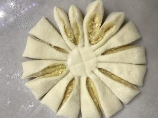 椰蓉花朵面包,继续从8份中间切开，变成16份，两个为一组向左向右翻转，切口朝上。