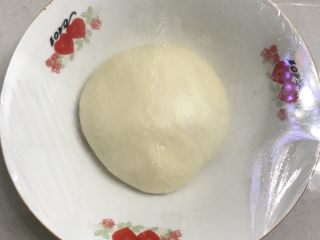 椰蓉花朵面包,把揉好的面团整圆放入盖上保鲜膜，送进发箱温度在28度，进行一发。
