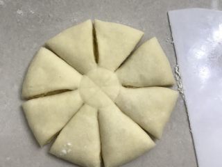 椰蓉花朵面包,再从4份中间切开变成8份。