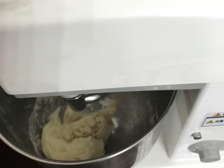 椰蓉花朵面包,开动厨师机2档，揉成面团后转5档。