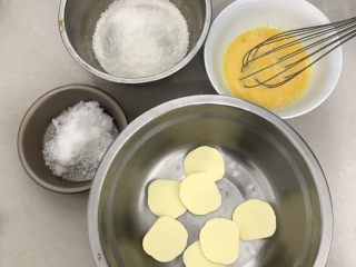 椰蓉花朵面包,在这个时候做椰蓉馅，准备好食材，黄油我放发酵箱26度软化。