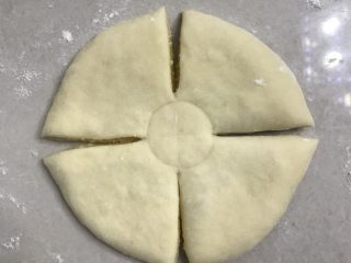 椰蓉花朵面包,用塑料刮板切开。