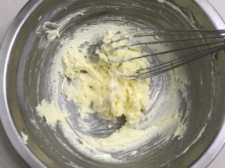 椰蓉花朵面包,用手动打蛋器搅打至白糖溶化。