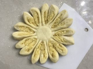椰蓉花朵面包,借用刮板放进烤盘。
