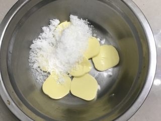 椰蓉花朵面包,加入白砂糖。