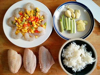 鸡翅包饭,准备食材。剩米饭哦，姜蒜切片葱切段，甜玉米粒是熟的，青虾仁肉质细腻Q弹。