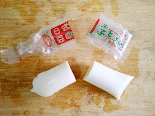 玉子虾仁,日本豆腐从袋中间切开后挤出。